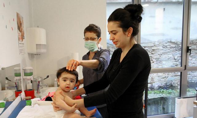 囟门不能摸,否则宝宝就不会说话了?专家告诉你