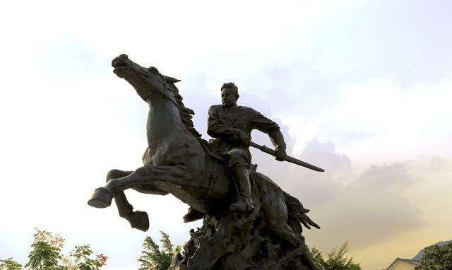 林彪曾经在战场上私自逃跑,被陈赓拿枪指着大