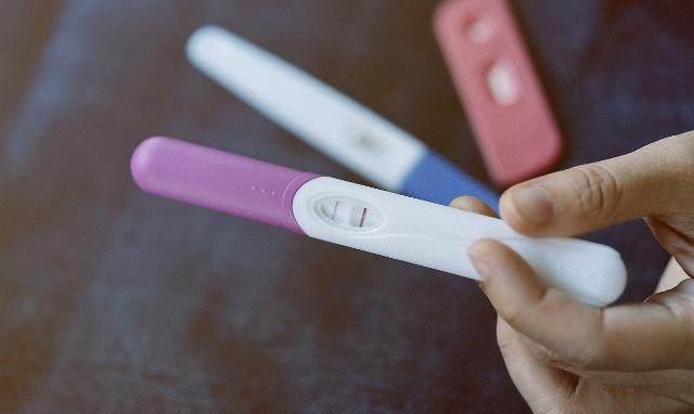 2、操作错误 对于生活当中的很多女性朋友,尤其是刚结婚不久,很可能不知道验孕棒的操作流程。要知道,在使用验孕棒测试的时候,一定要使用晨尿测验,不然的话就会影响到测验结果。但是小编建议,如果女性在同房后,不仅发现月经推迟现象,并且已经推迟十天,或者是更多的时间,那么多的时候采用晨尿测试,尽量不要选择时间过短的尿液,不然会影响到测验结果。而且在使用晨尿测试的时候,一定要使用早上起床后的第一泡尿,如果晨起喝水的话,排尿以后也会影响到测验结果。