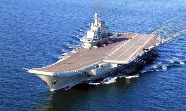 10万吨级航母海上航行,遇到台风该怎么办?专家