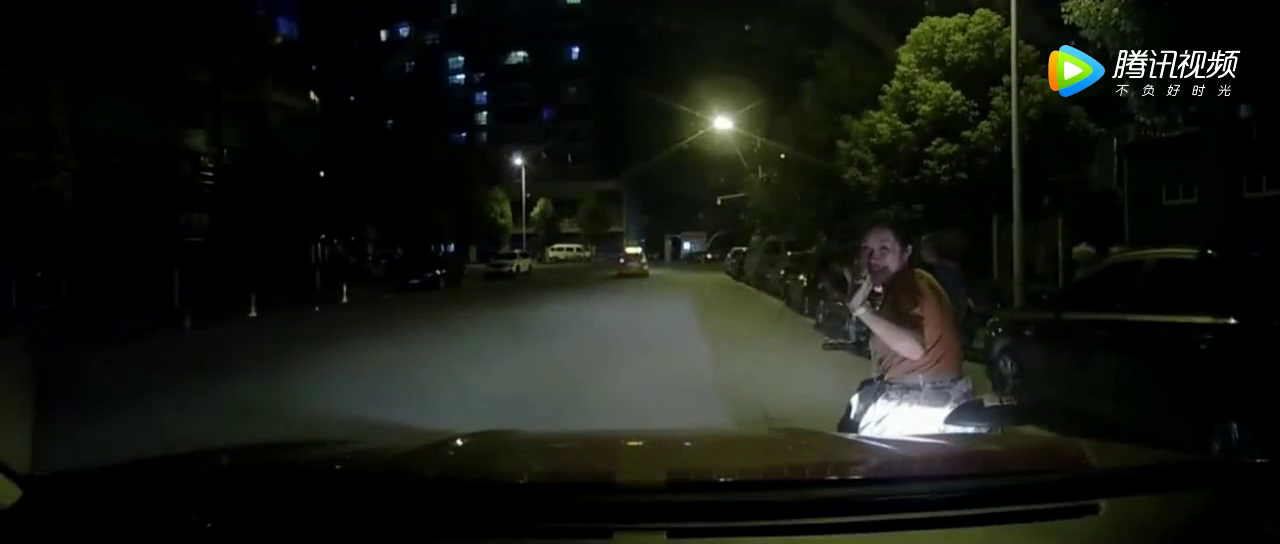 女孩骑电动车突然急刹车，刚想生气，她回头微笑道歉心软了