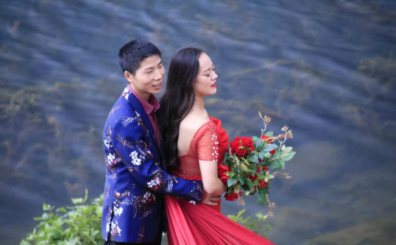 抖音网红婚纱照,一排新娘一套衣服一个姿势