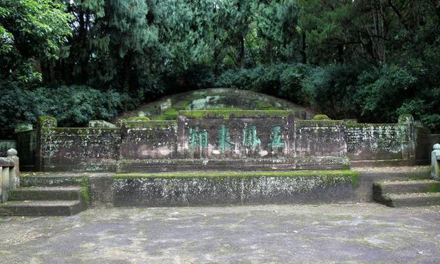 林则徐墓地位于军区大院,祭拜必须官兵陪同,墓碑建筑全是青苔