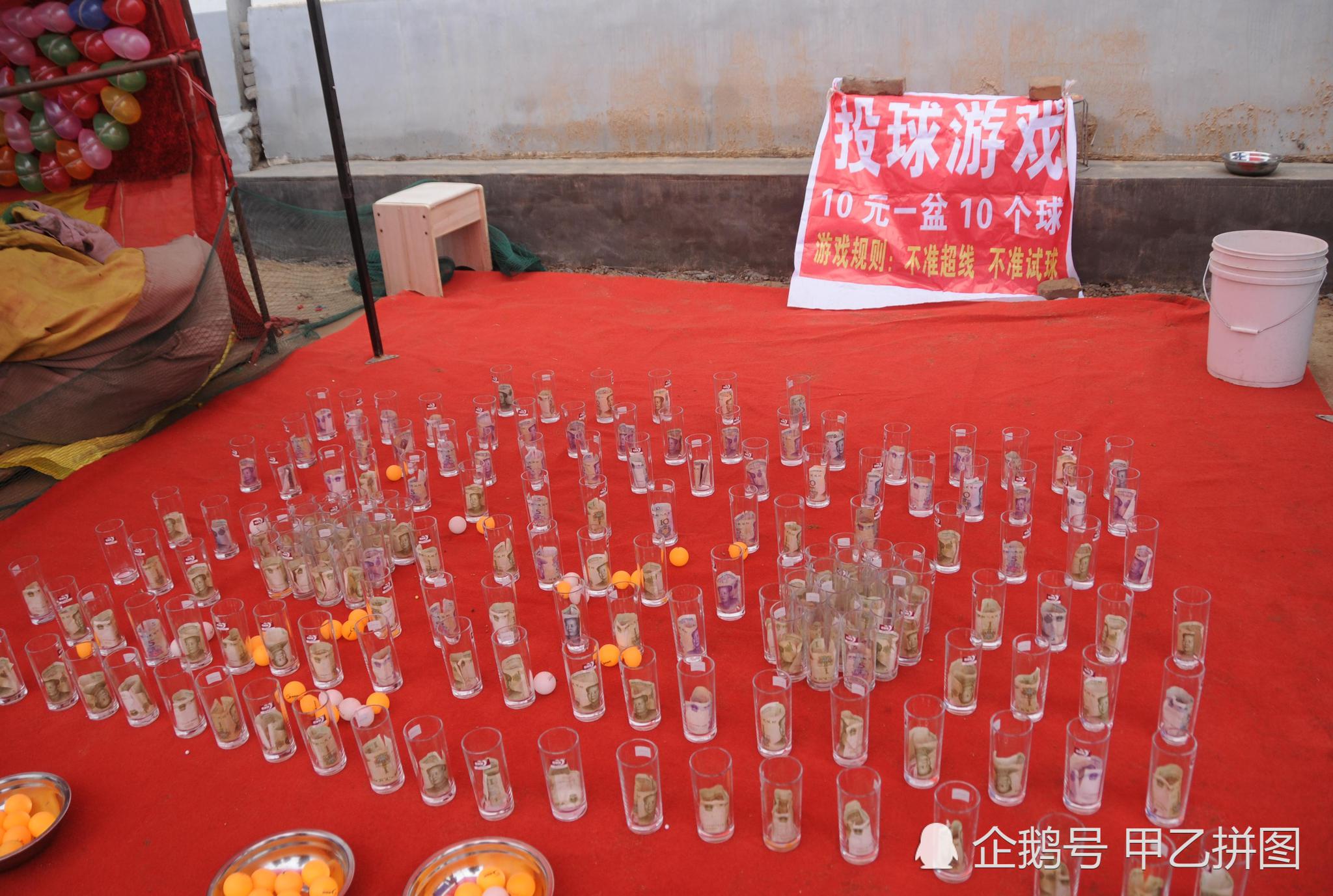 农村庙会套圈新玩法 乒乓球砸钱练投篮
