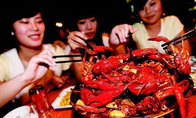 日本人来中国旅游,请中国朋友吃小龙虾,看到账