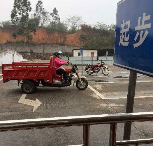 考三轮车驾驶证的女学员, 称赚了钱后首先买汽