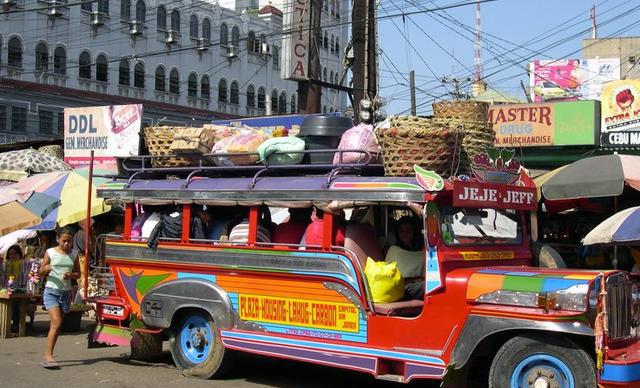 菲律宾人把美国大兵留下的吉普车改成了个啥?