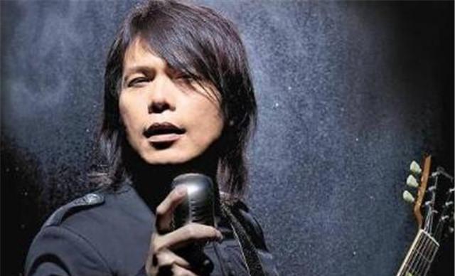 他比妻子小5岁, 两人恩爱25年无子, 一辆40万的豪车携手出行!