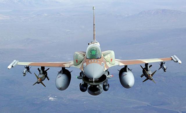 8架轰6遇到一架台军战斗机伴飞: 名叫经国号,