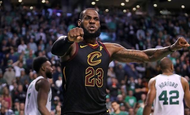 当记者问到卢怎么看詹姆斯的未来? 卢的这行为