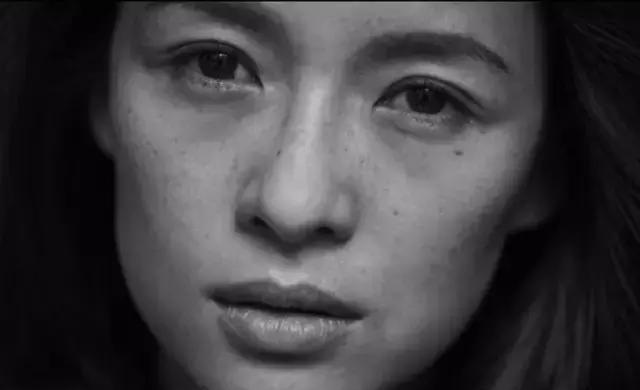 章子怡素颜照遭曝光 被喷皮肤差真实长相丑