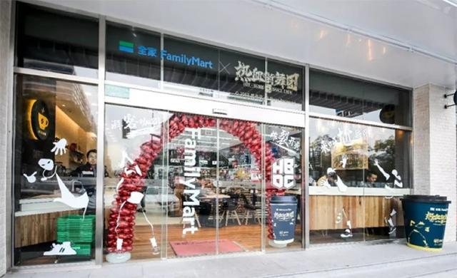 罗宾逊去了全家NBA总冠军主题店,便利店和体