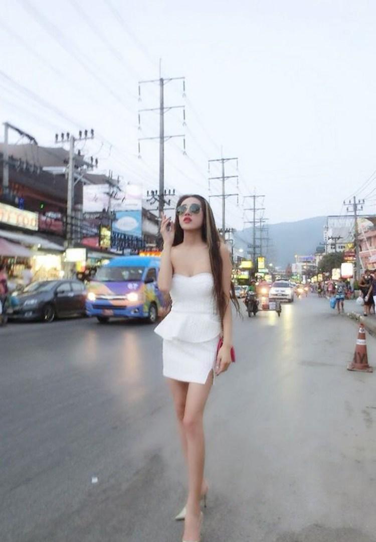 街拍女神: 穿着性感包臀裙的美女, 那翘起美臀看得叫人无法自拔