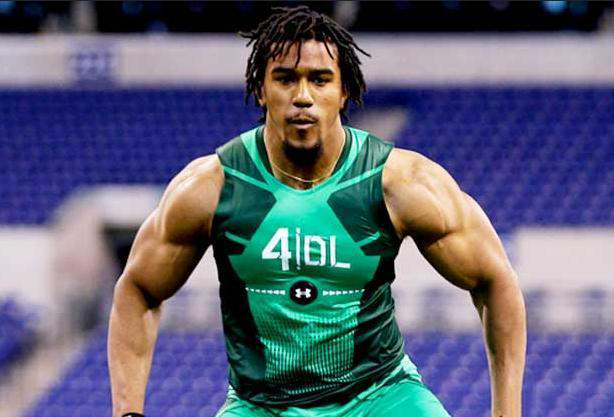 不止健美才会有强壮的肌肉,橄榄球和摔跤运动