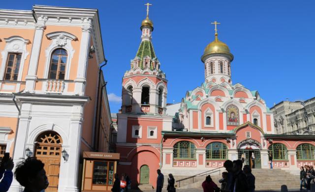 中国后被震撼了,感叹:之前还以为中国人都在搬砖