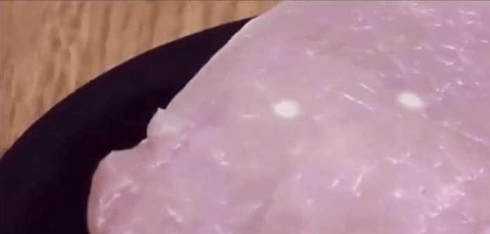 男子实验防狼电棒究竟有多厉害, 用一块猪肉试一下就知道了