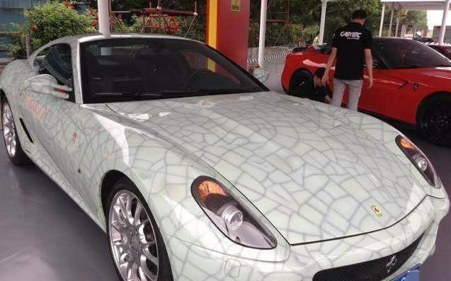 近500万的法拉利超跑, 陶瓷车身涨到1200万, 摸都不可以摸