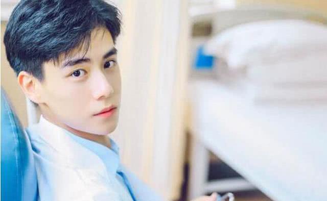 胡一天官宣《蜜汁炖鱿鱼》饰演吴白,加上李现和杨紫,这剧颜值高