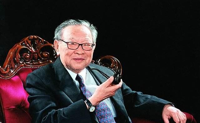 金庸第一部武侠小说《书剑恩仇录》是如何开始