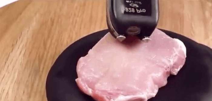 男子实验防狼电棒究竟有多厉害, 用一块猪肉试一下就知道了