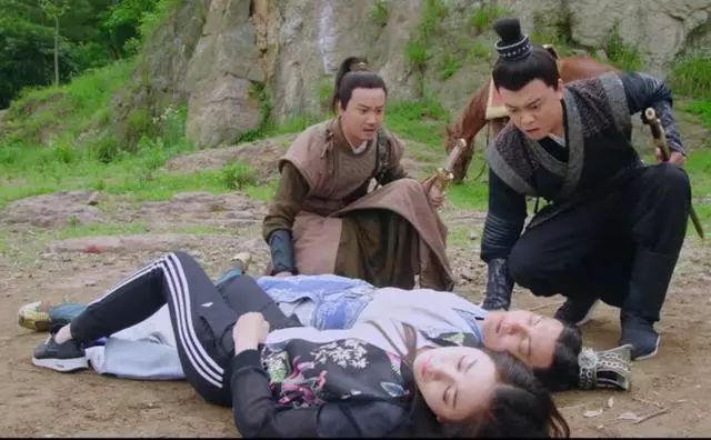 杨幂着红色吊带裙穿越获封花魁,穿越剧女一号