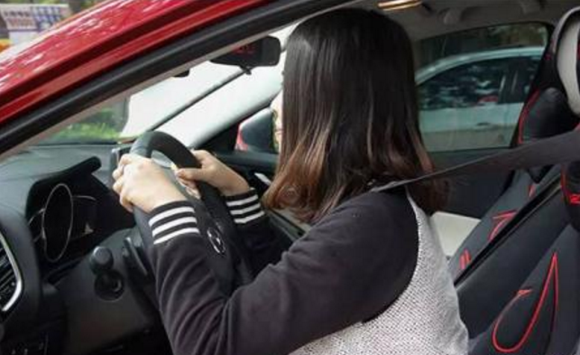 为什么老司机开车都喜欢把座椅往后调?很多新手都还不