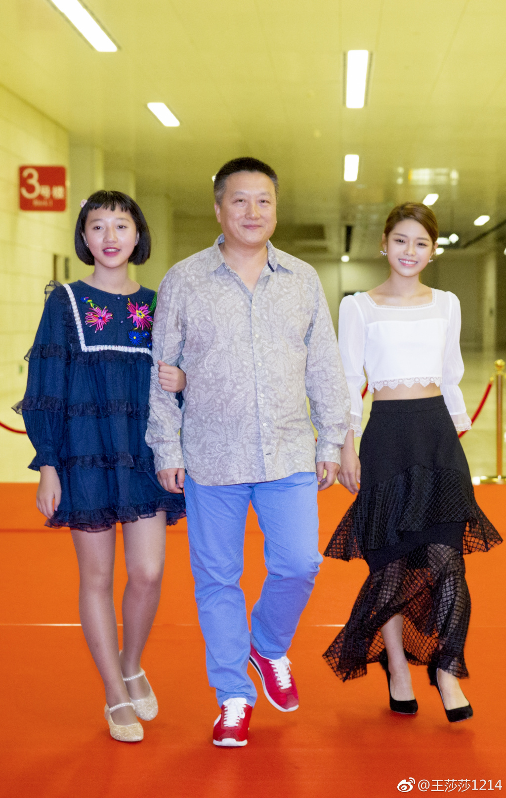 26岁王莎莎白色露脐装搭配黑色半身裙