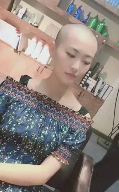 美女剃了光头才是真的美?小姐姐大胆尝试,剃完后太惊艳了!