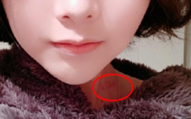 主播轩墨宝宝晒睡衣照, 网友却从他脖子上发现亮点, 月工了?