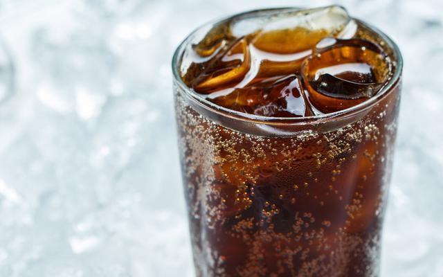 爸爸哄宝宝睡觉,妈妈不放心回去查看,推门一看