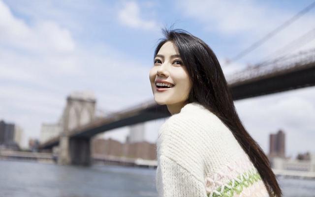 好久不见高圆圆,最新照片这么美,路人抓拍也不差