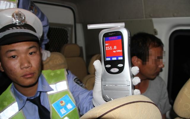 喝酒不开车,算不算酒驾?交警:敢坐主驾驶座,必