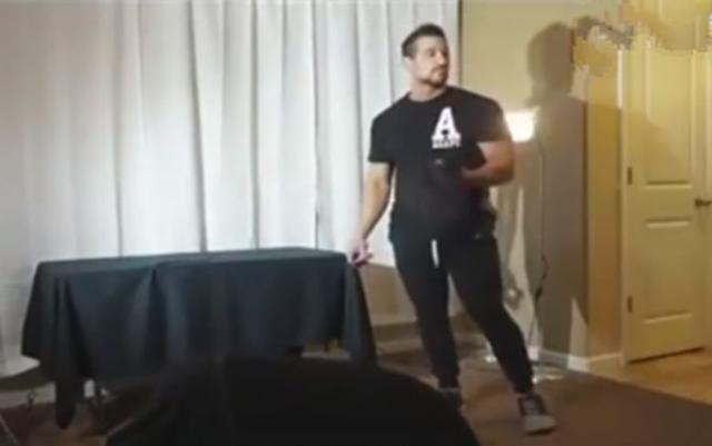 男子趁女友睡觉给她剃头发,早上醒来发现身上