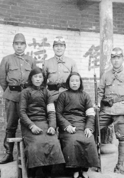 日本鬼子老照片:图2凸显鬼子的伪善,图5这才是