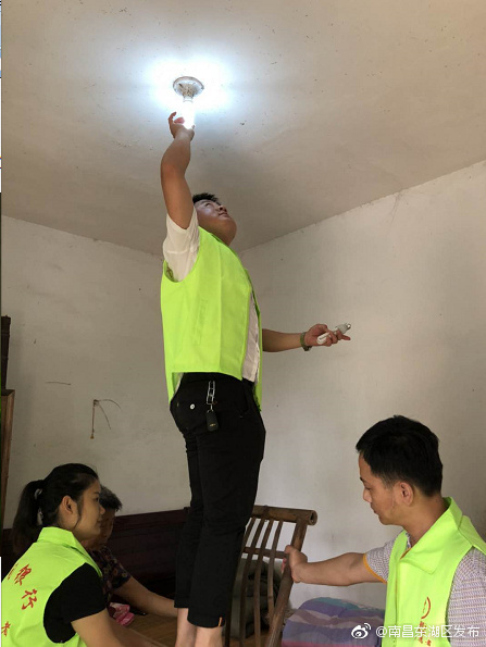 社区看望孤寡老人 传递温暖表爱心