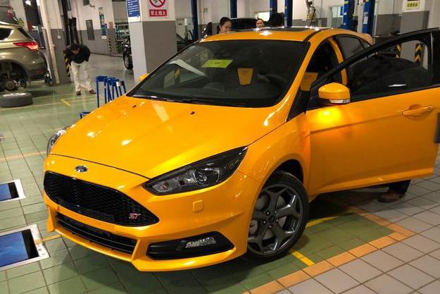 落地上路30万 很多人眼中它只值9万8 进口福克斯ST橙色版提车