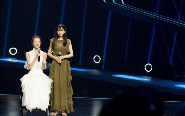 《舞林大会》Angelababy为白全身涂粉但百密一疏！肚子黑的显眼