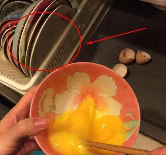邓超晒照炫耀孙俪给他做饭，却不小心被网友发现了家里的秘密？