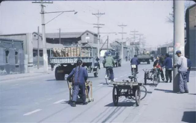 那时候马路上比较多的就是自行车,人们出行的交通工具基本都是自行车