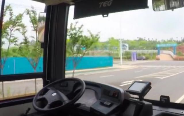 中国的无人驾驶公交车上路，网友称：以后司机行业要“灭绝”了