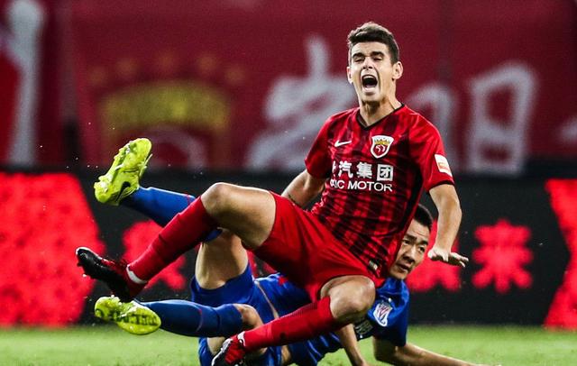 中超1场比赛出现2幕飞铲犯规:上港球员被铲后