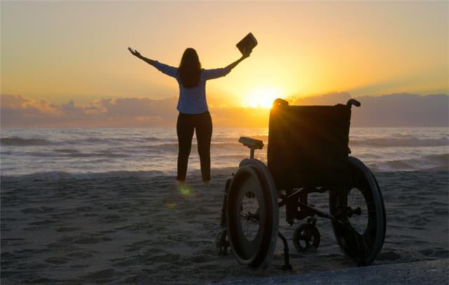 男子坚持娶瘸腿女孩,十年后女孩站起来,全家含泪笑了