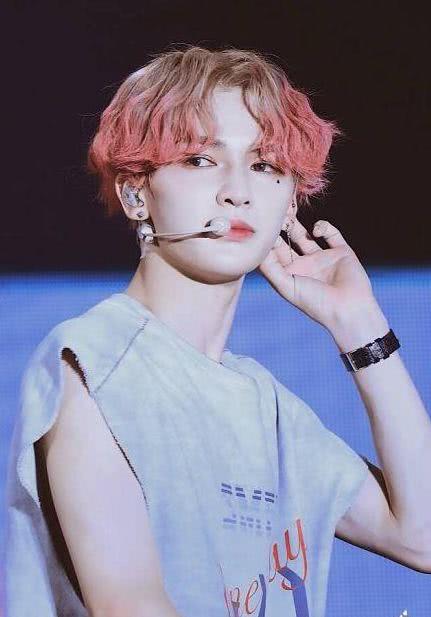 NPC的彩虹发色:黄明昊蓝色,蔡徐坤淡紫色,最惊