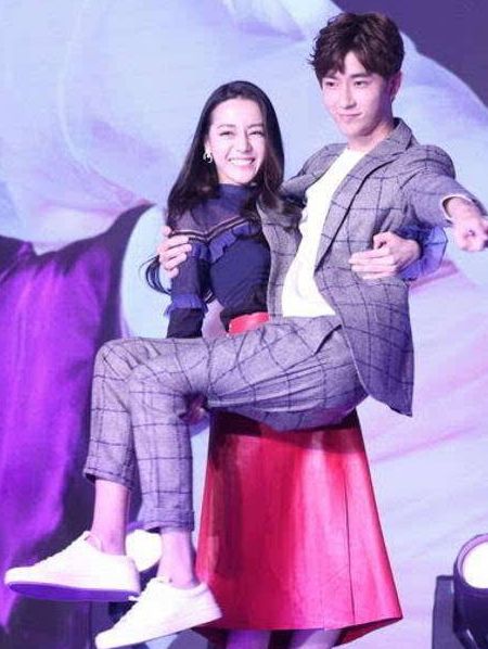 男星的搂腰抱,鹿晗没劲,胡一天霸气十足,陈伟霆