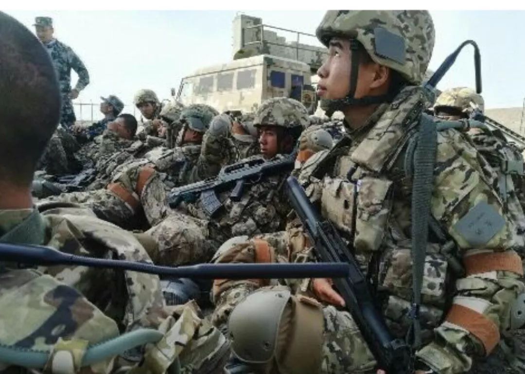 中国陆军试穿新式迷彩,网图细节显示单兵系统变化“从头到脚”