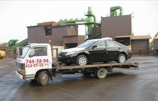 20万凯美瑞刚到港口, 就被数辆警车包围, 车主一脸懵!