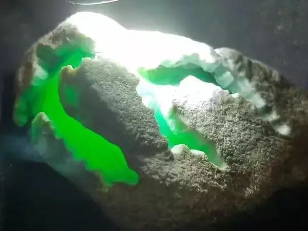 5万买的赌石怕切垮,他竟把翡翠原石四面都开窗,刷爆朋友圈