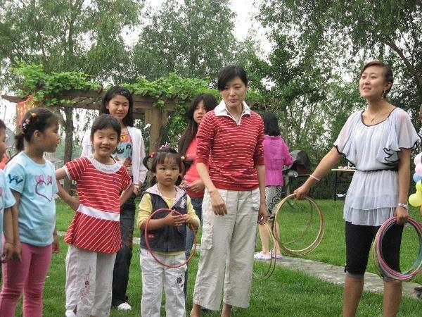 周涛12岁“自闭”女儿近照，有个身家百亿老爸，长得比周涛还美