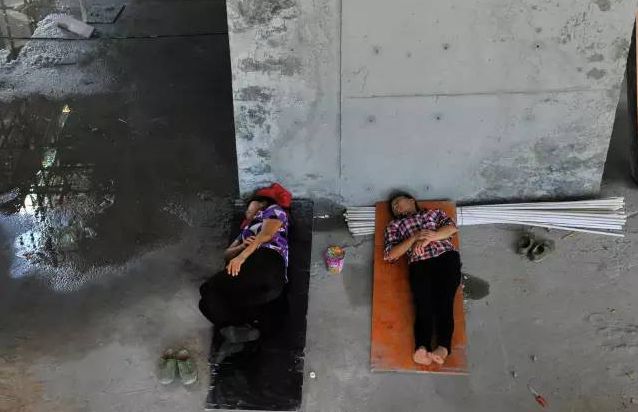 实拍，工地上农民工夫妻的几张真实生活照，毫无隐私可言！