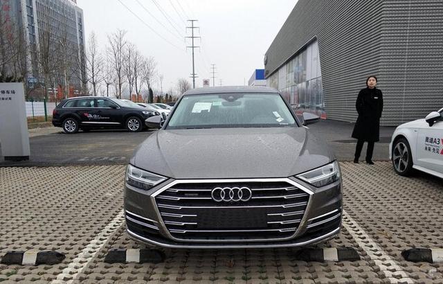 新款奥迪A8L到店实拍，外观槽点太多，内饰科技爆棚彷如卡宴上身